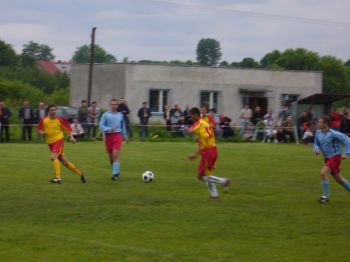 Mecz z Sieniaw arsk wygrany 6:0. Na zdjciu Tomek strzela 2 bramk dla naszego zespou, obok Wojtek zdobywca 1 bramki a za nimi Kamil zdobywca 2 bramek.(22.05.2008)