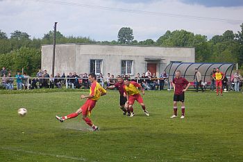 Mecz z Hamarem Grzyn remisowy 1:1. Tomek z karnego zdobywa bramk.(15.05.2011)